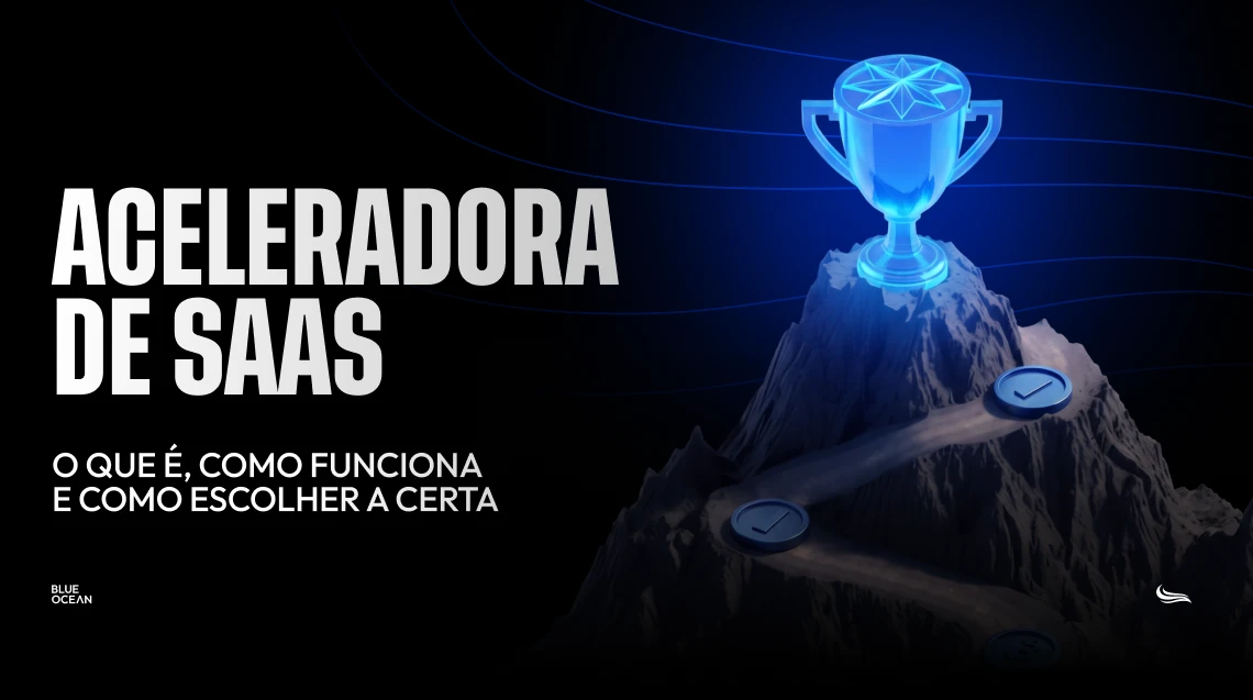 Capa de artigo com fundo escuro. À direita, uma montanha 3D com um caminho sinuoso que leva até o topo, onde brilha um troféu em azul neon. À esquerda, em destaque branco, lê-se "Aceleradora de SaaS - O que é, como funciona e como escolher a certa", junto ao logo da Blue Ocean.