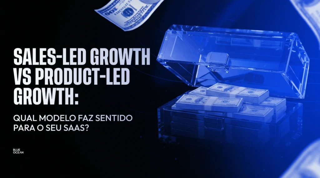 Capa de artigo com fundo escuro e iluminação azul. À direita, um baú de cristal transparente aberto, cheio de pilhas de dólares. À esquerda, o texto em branco "SALES-LED GROWTH VS PRODUCT-LED GROWTH: Qual modelo faz sentido para o seu SaaS?", com o logo da Blue Ocean.