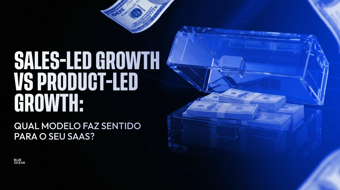 Capa de artigo com fundo escuro e iluminação azul. À direita, um baú de cristal transparente aberto, cheio de pilhas de dólares. À esquerda, o texto em branco "SALES-LED GROWTH VS PRODUCT-LED GROWTH: Qual modelo faz sentido para o seu SaaS?", com o logo da Blue Ocean.