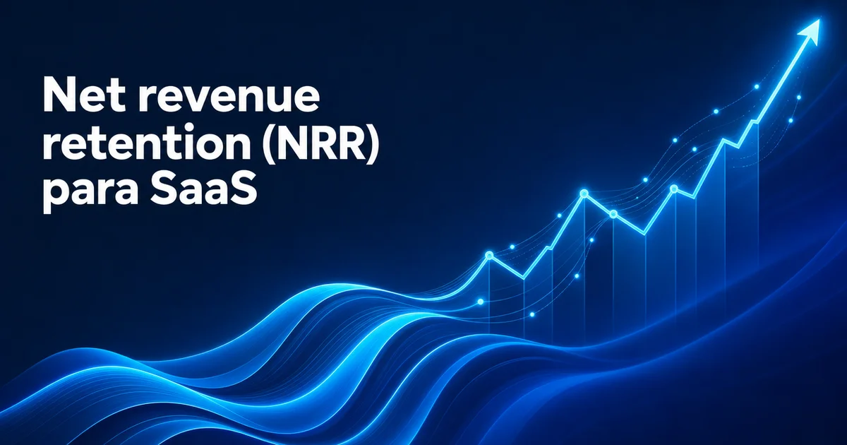 Gráfico ascendente sobre ondas azuis ilustra o crescimento do Net Revenue Retention em SaaS